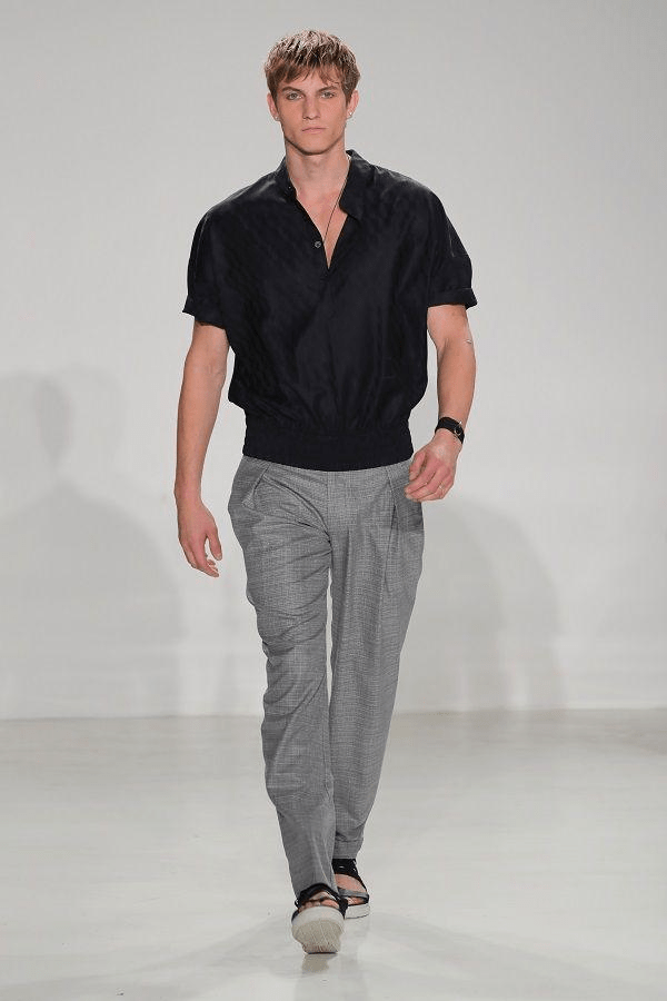 Bukan Skinny, Pria Stylish 2026 Justru Pilih Celana Straight Leg karena 5 Alasan Ini