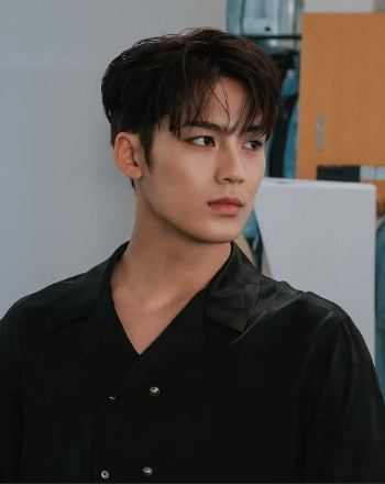 12 Style Rambut Cowok Ala Korea yang Bikin Look Makin Clean dan Stylish